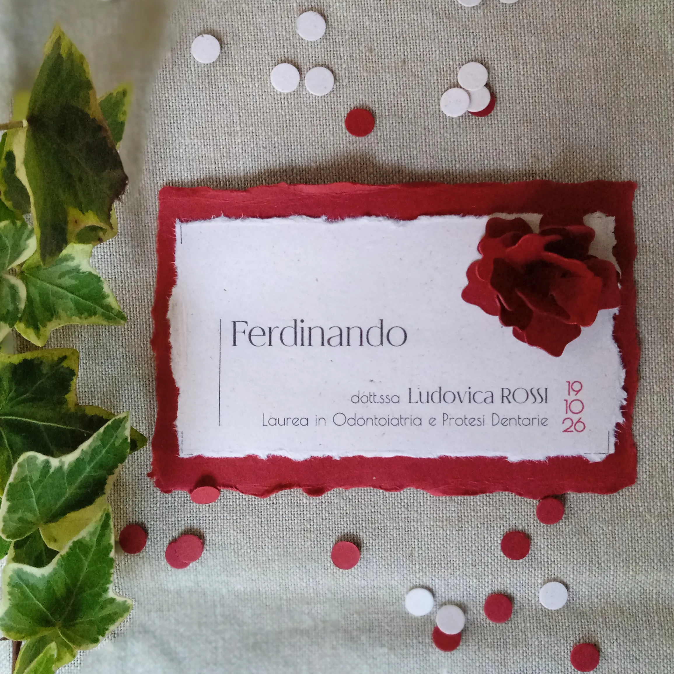 Dettaglio della lavorazione e del fiore in cartoncino fatto a mano