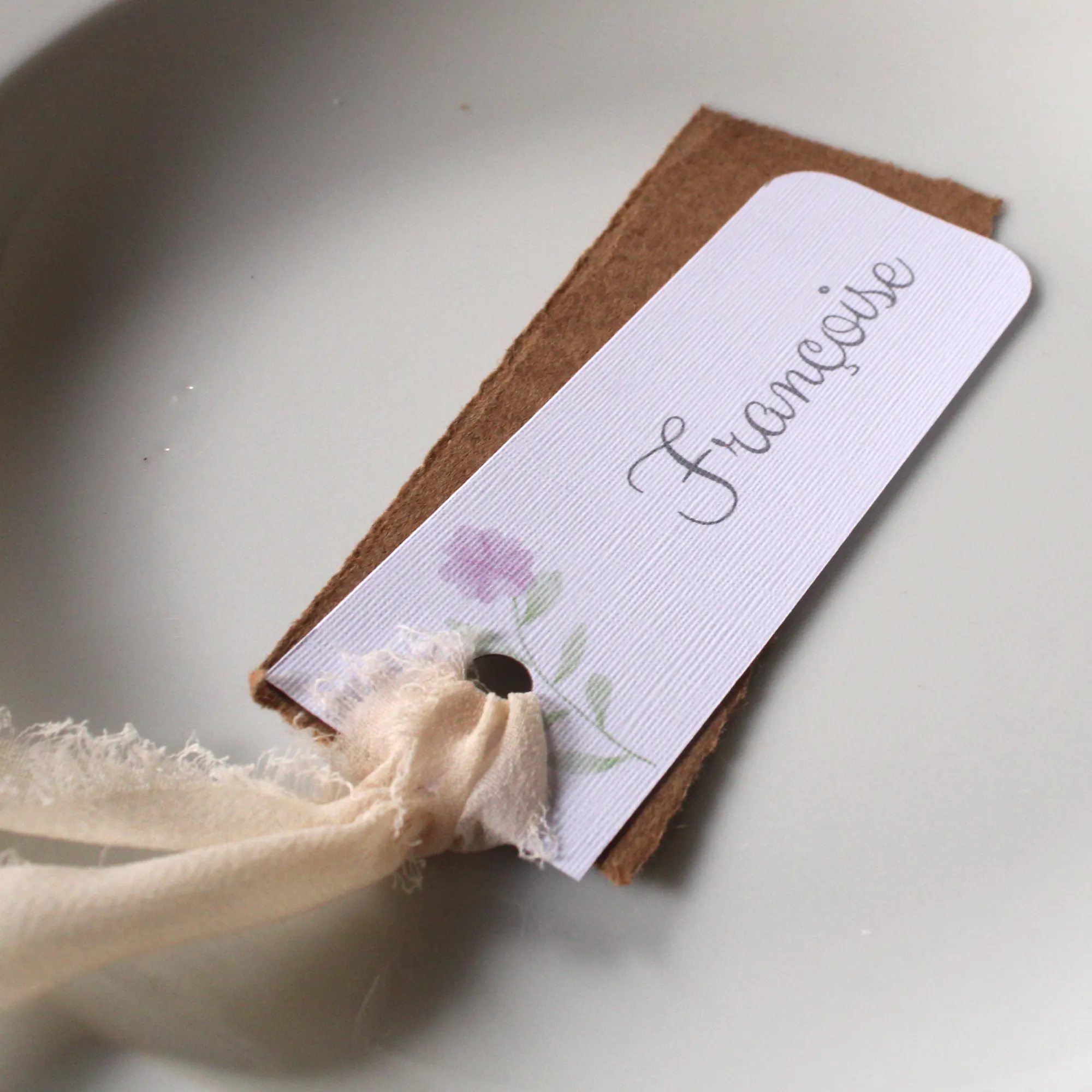 Segnaposto in carta lino e kraft personalizzato per tavoli banchetto matrimonio e battesimo