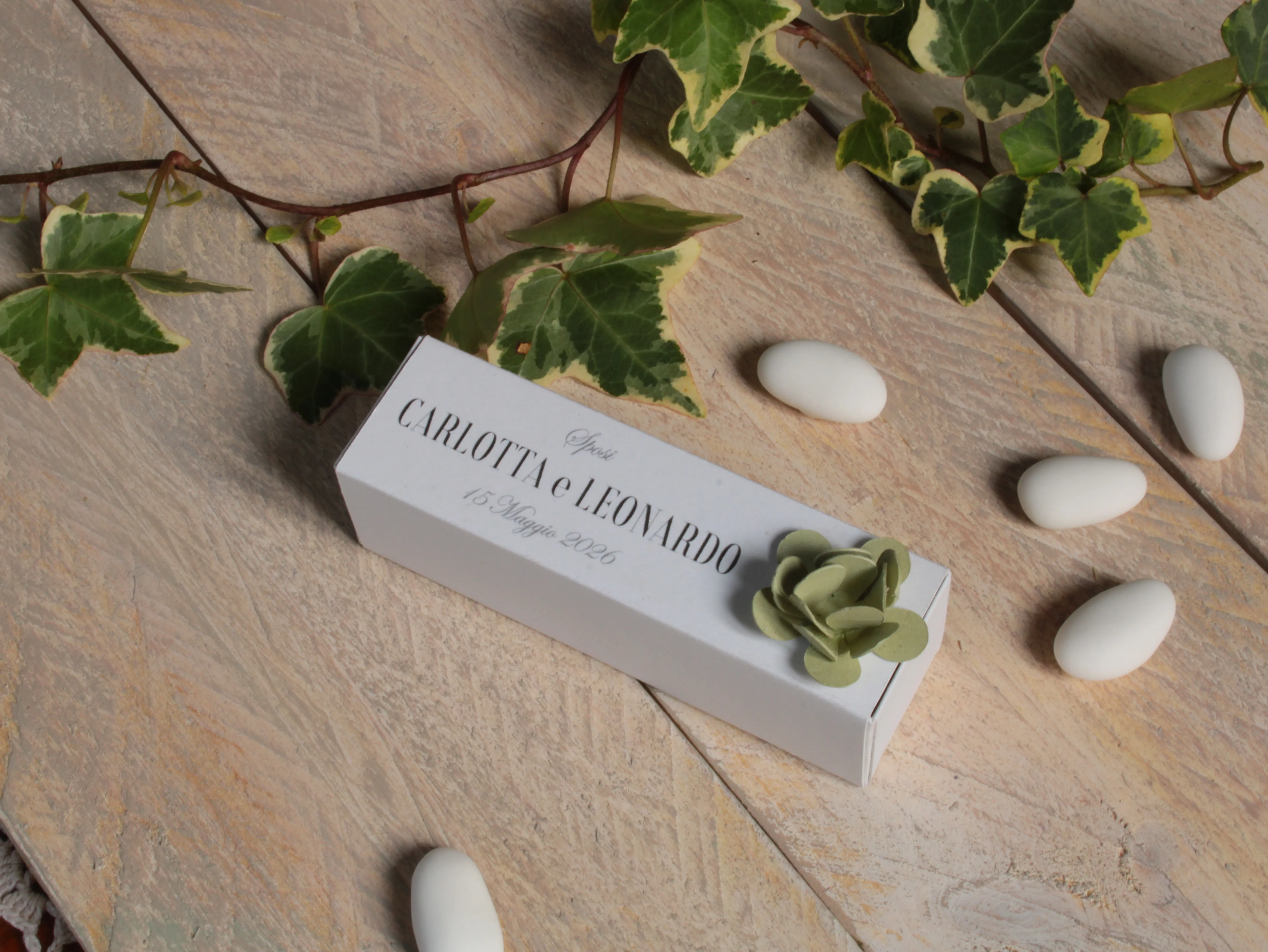 Scatolina porta confetti con fiore di carta personalizzabile