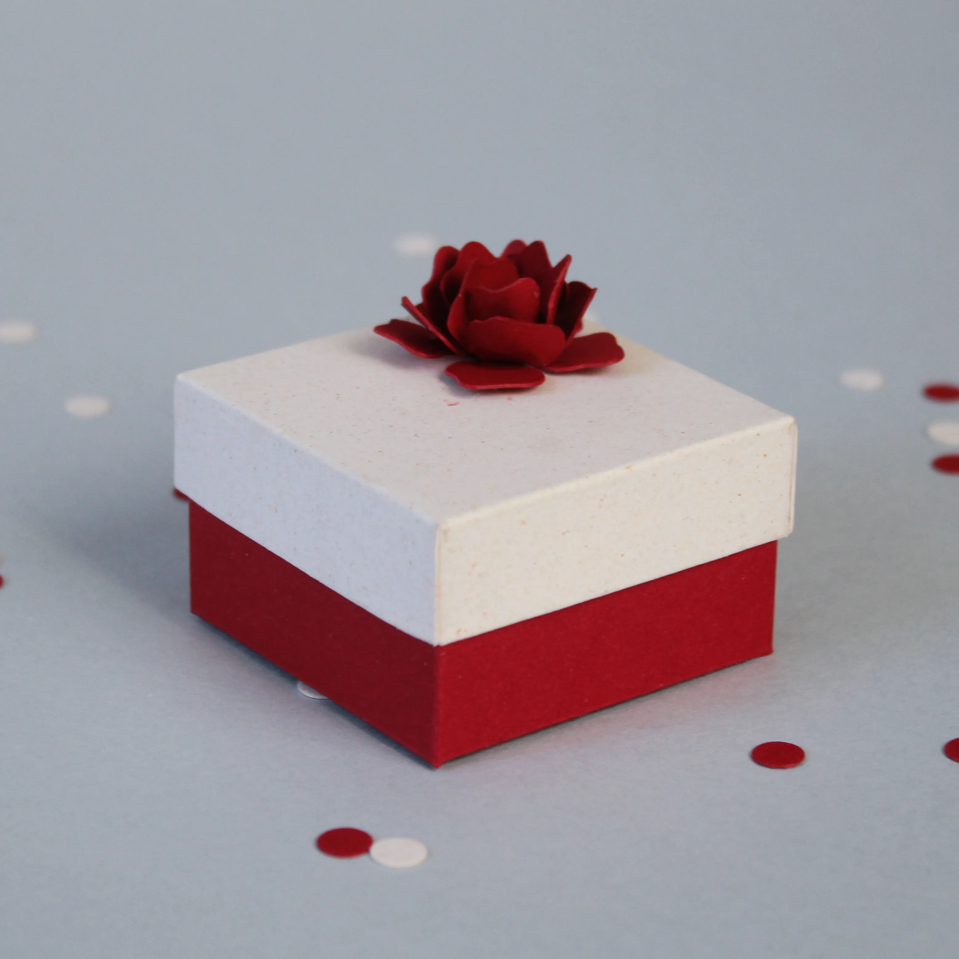 Bomboniera scrigno porta confetti laurea con fiore in cartoncino
