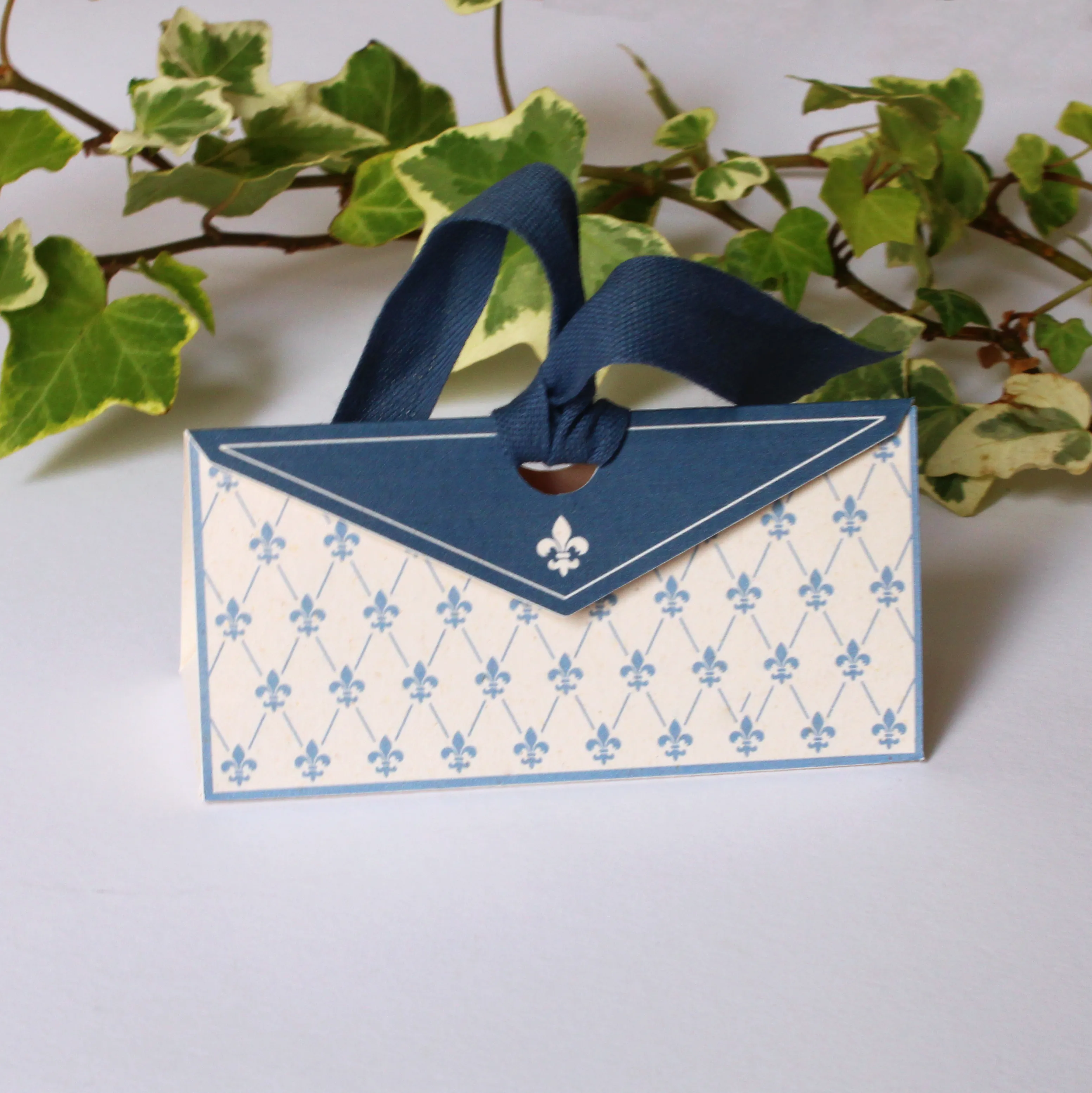 Pochette porta confetti Fleur-de-Lis per bomboniere eleganti matrimonio
