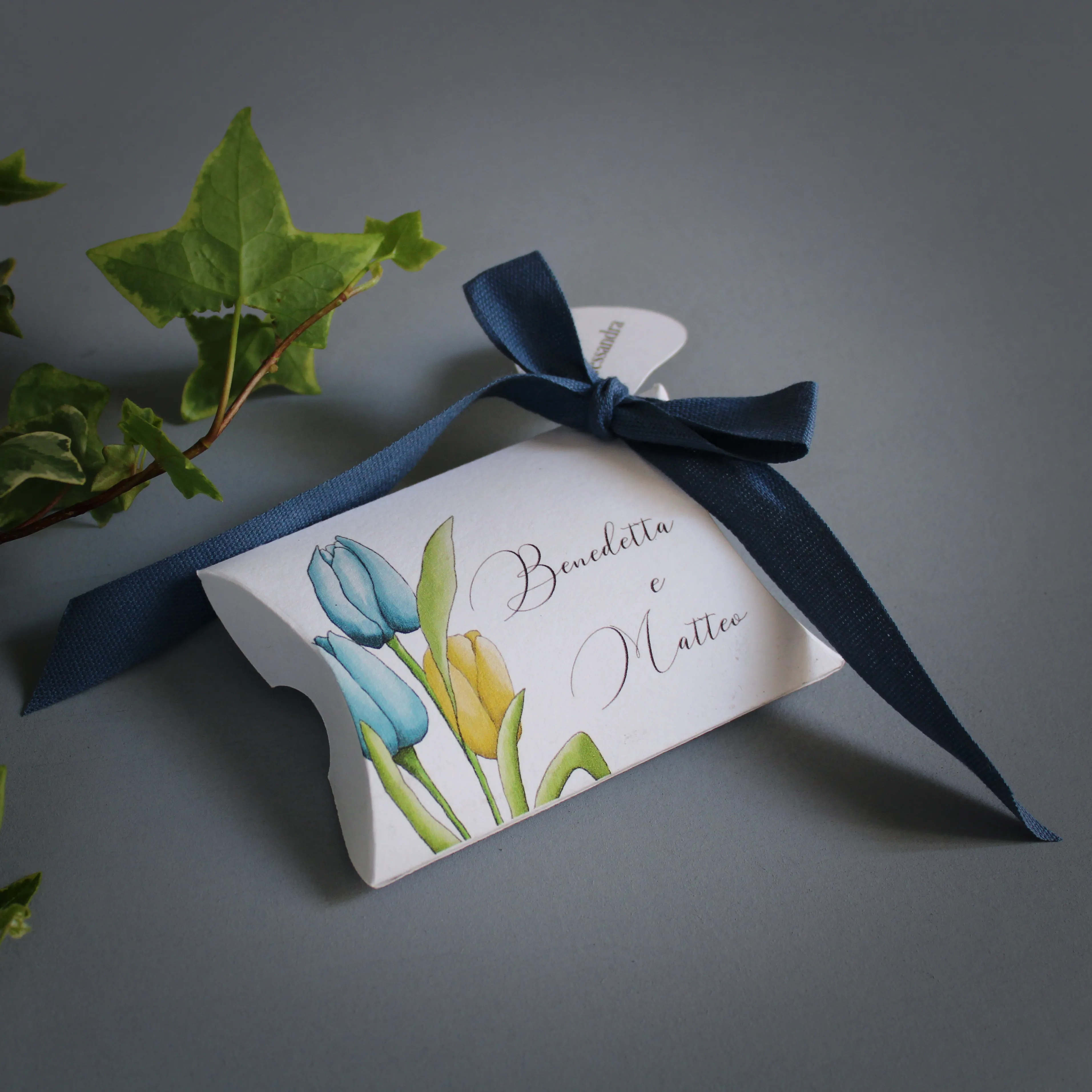 Scatolina porta confetti a cuscino con tulipani blu per matrimonio e promessa