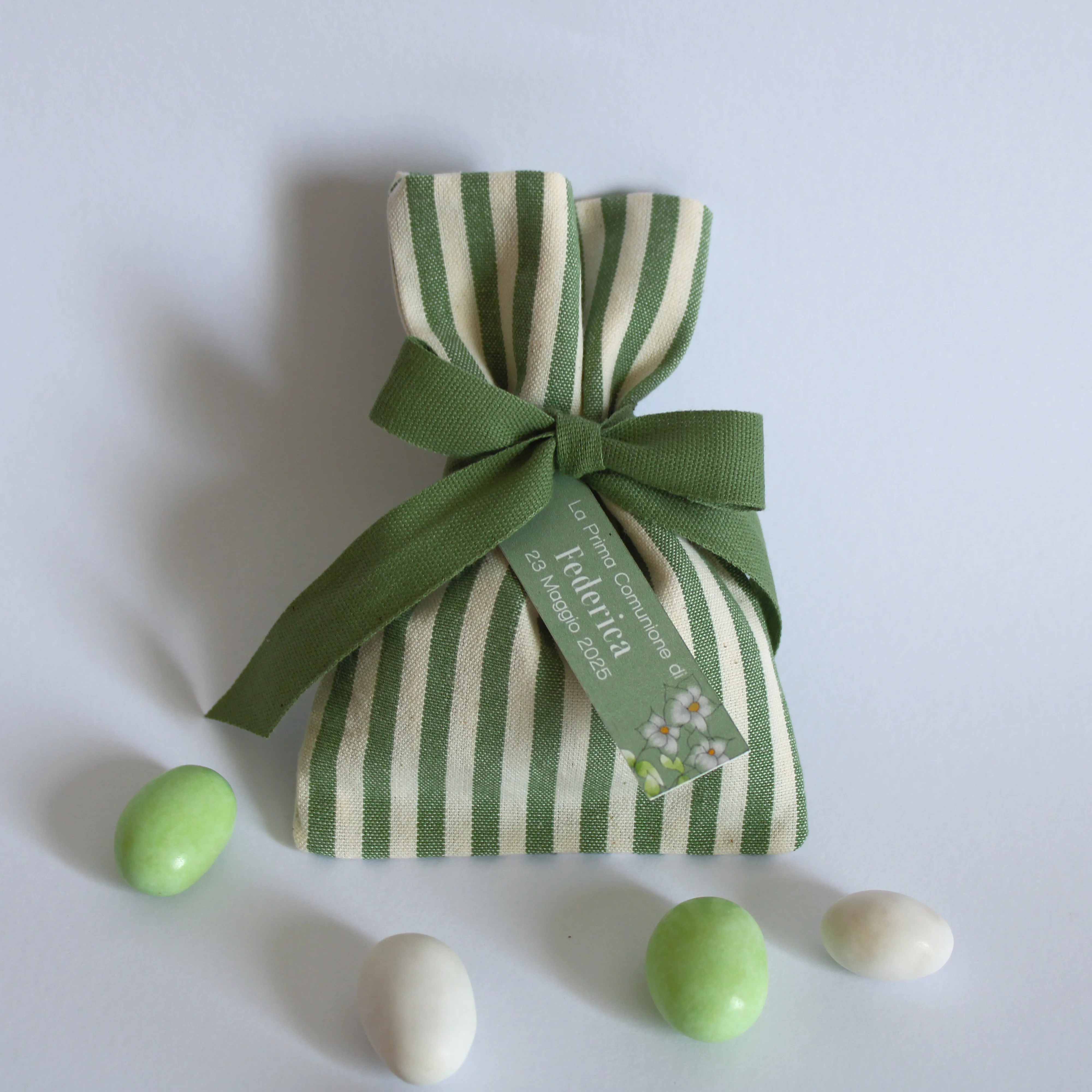 Sacchetto bomboniera porta confetti rigato bianco/verde e tag