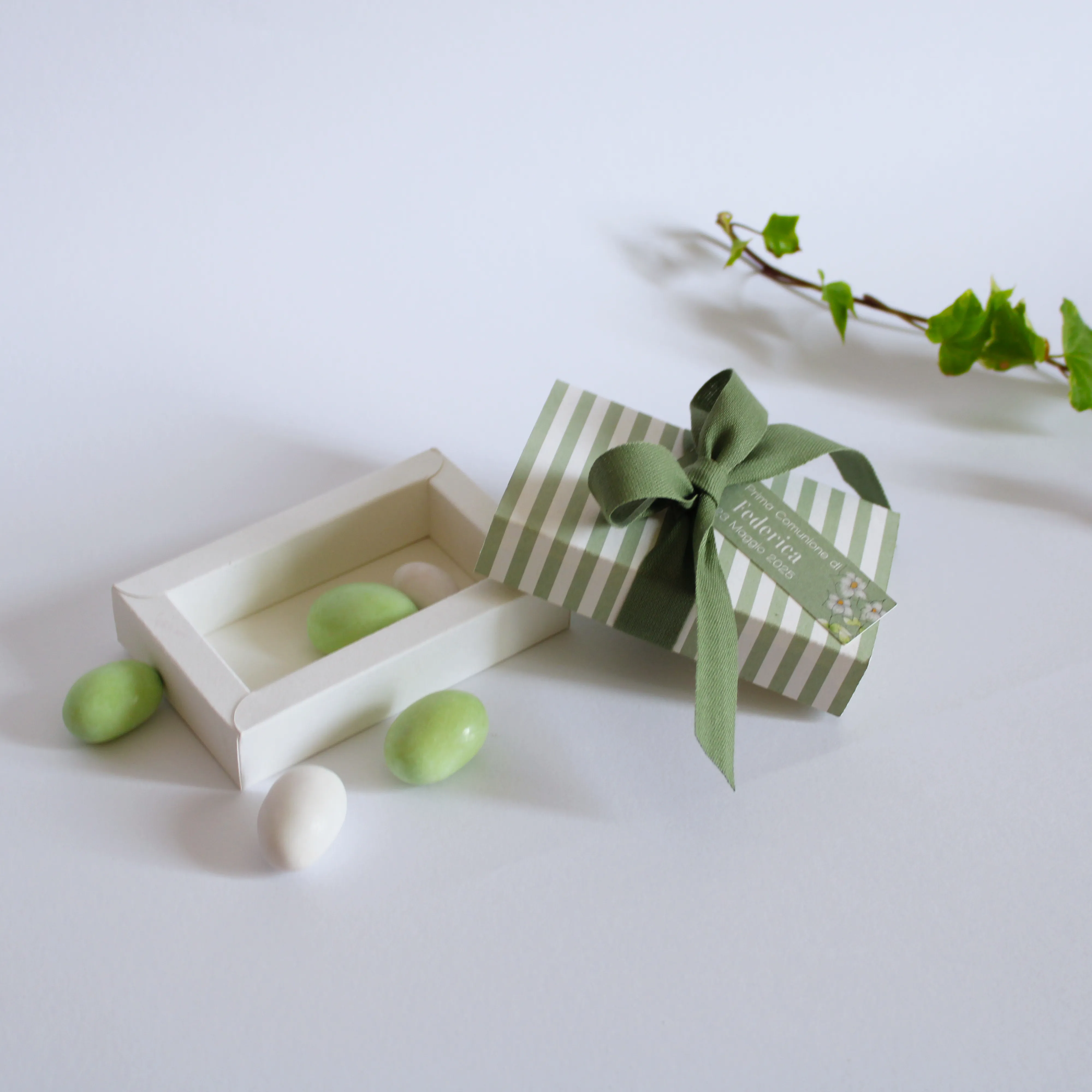 Dettaglio confezionamento scatolina rigata bianco verde
