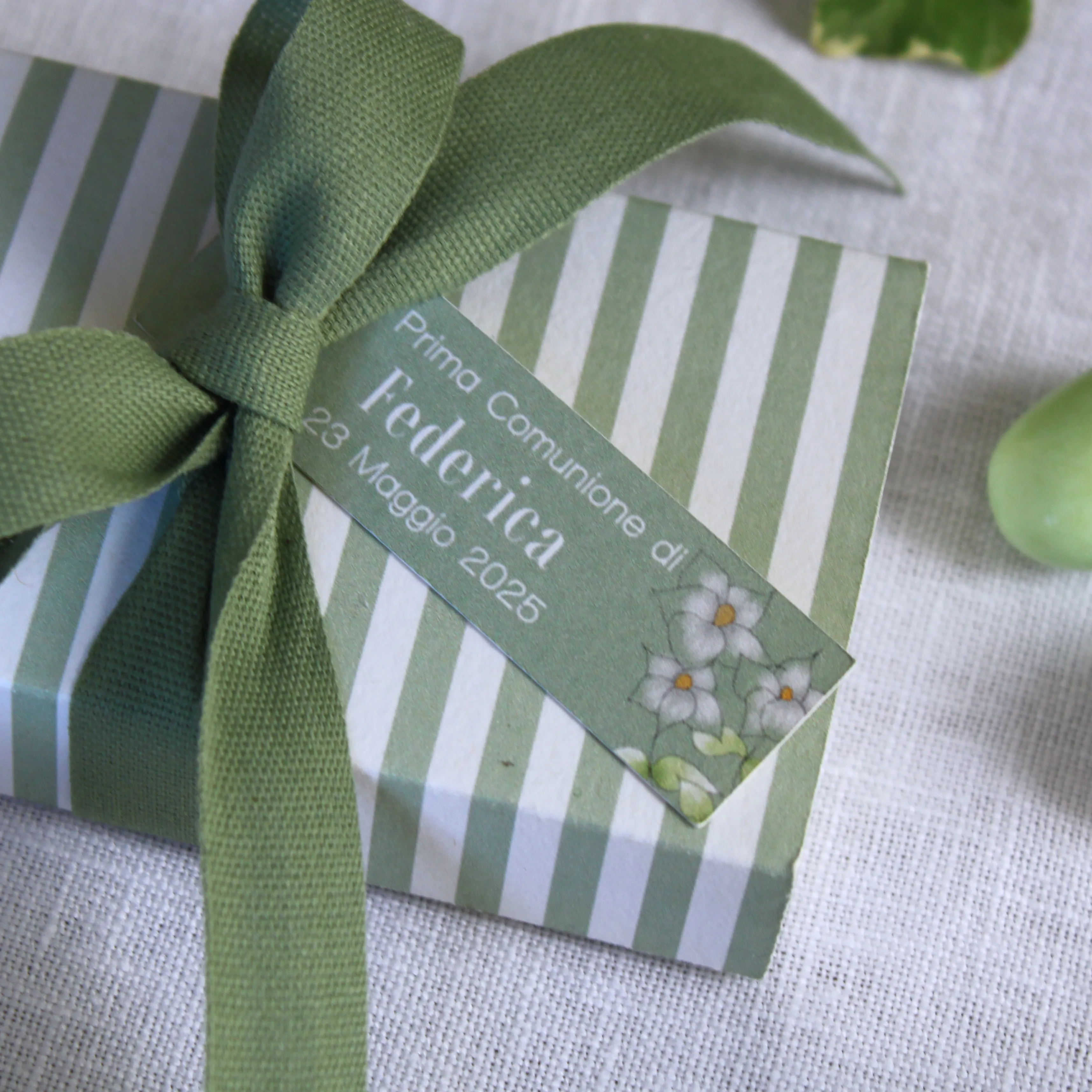 Dettaglio tag personalizzato e nastro in cotone verde