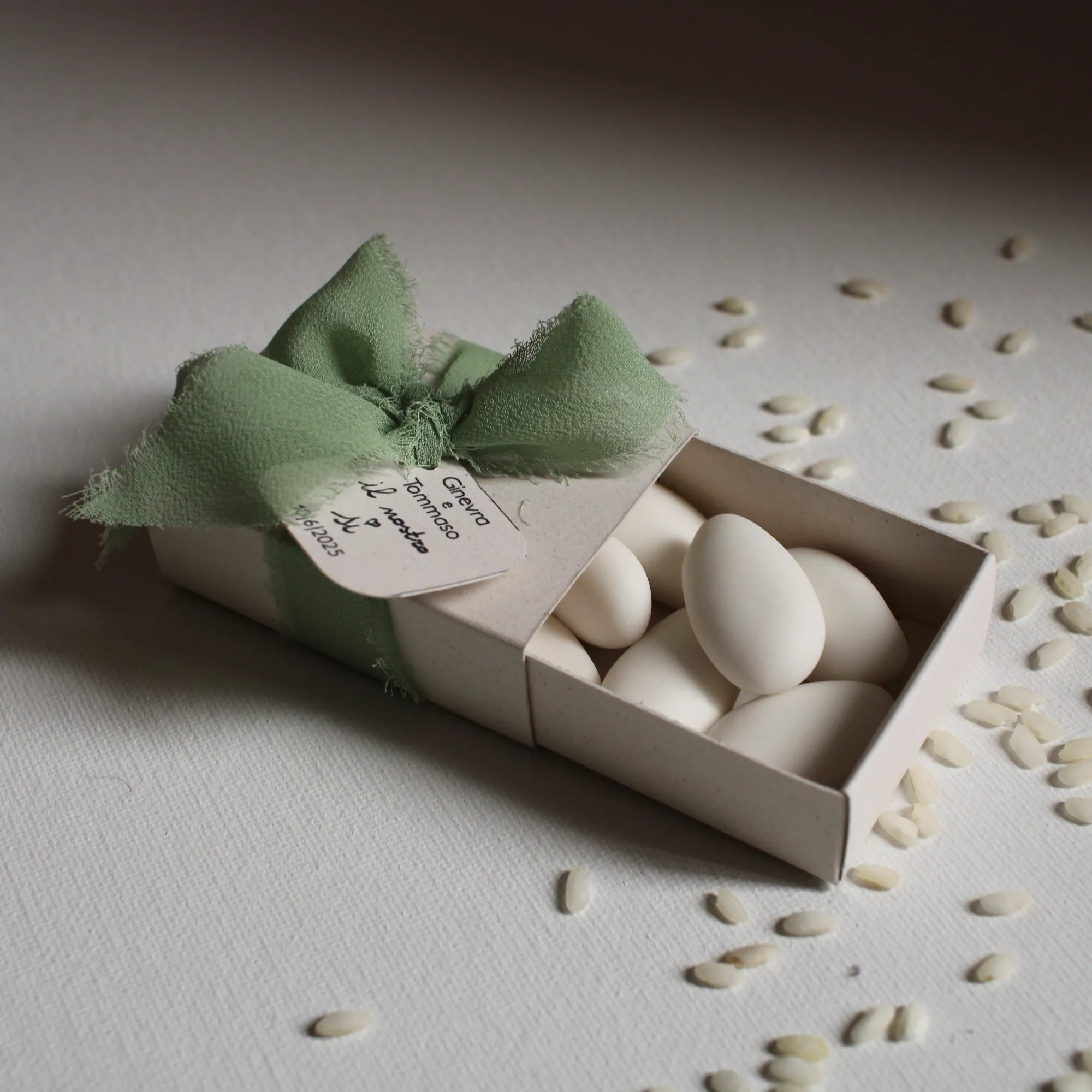 Scatolina porta confetti o porta riso con chiffon verde salvia per matrimonio