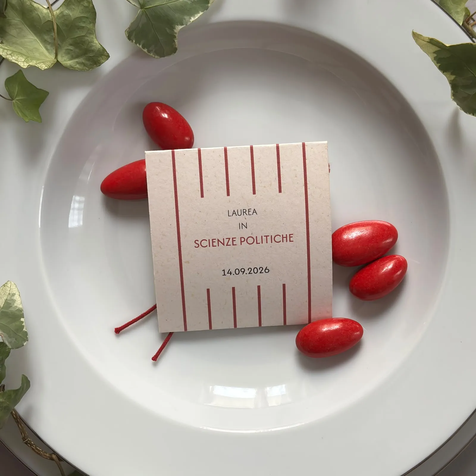 Vista laterale del porta confetti in cartoncino beige
