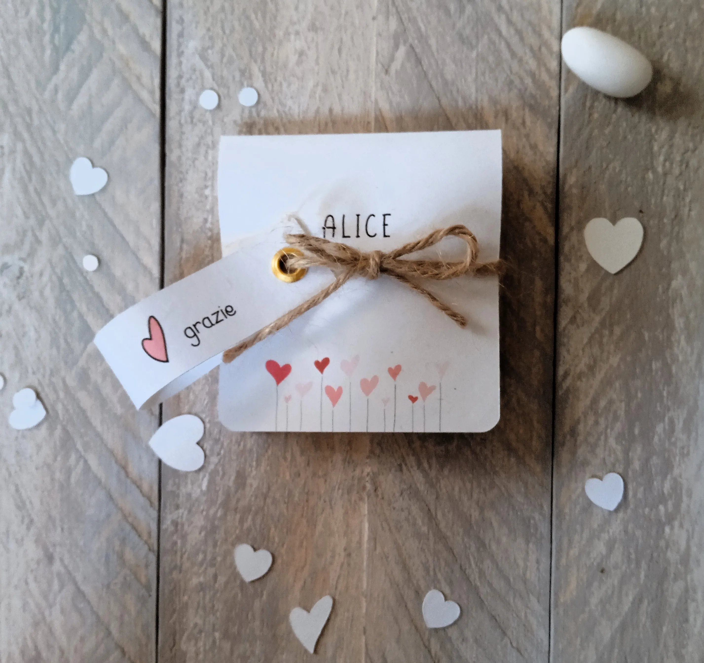 Porta confetti Cuoricini allestito per la tavola