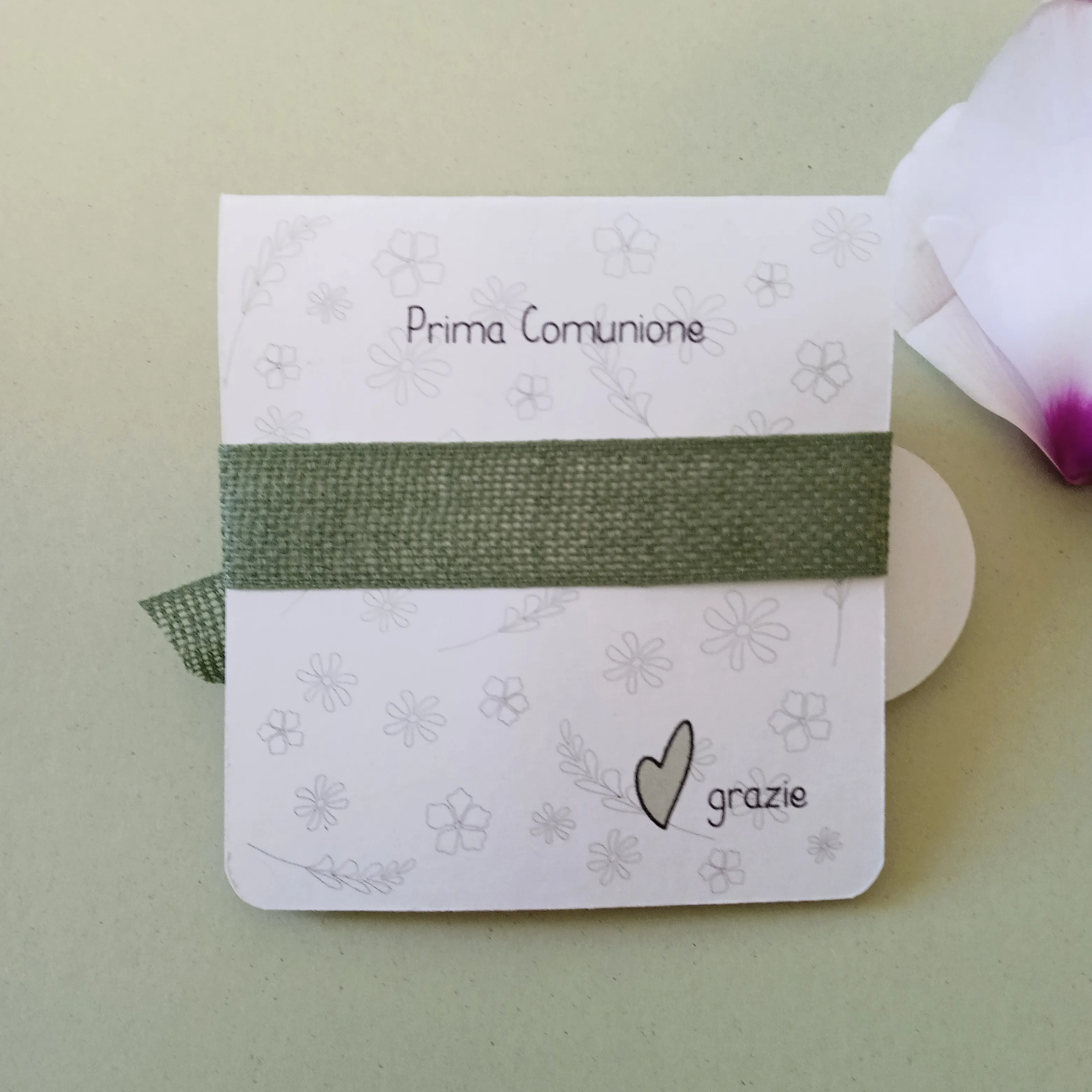 Dettaglio del tag personalizzato con cordino in iuta