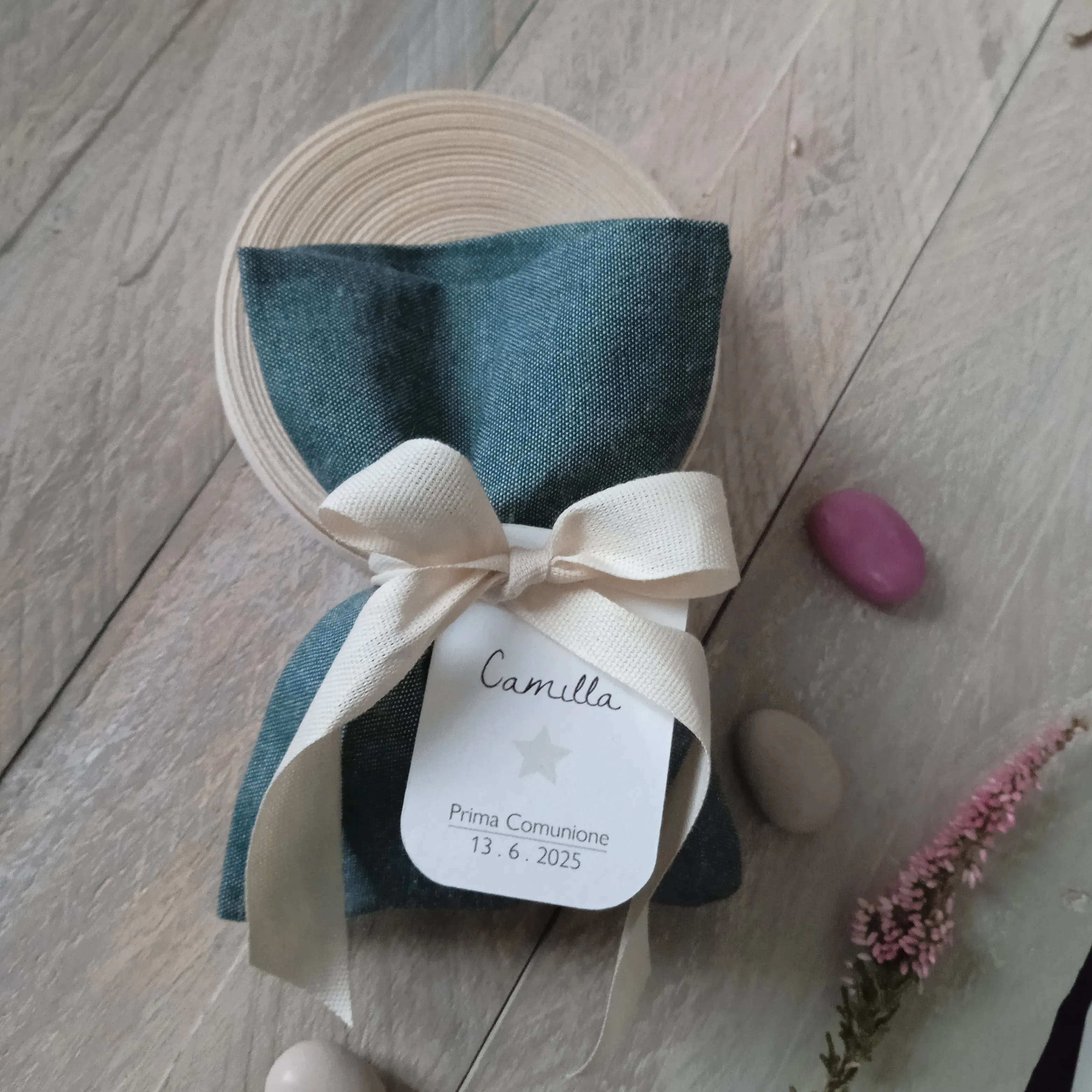 Dettaglio del tag personalizzato con grafica e stella color sabbia