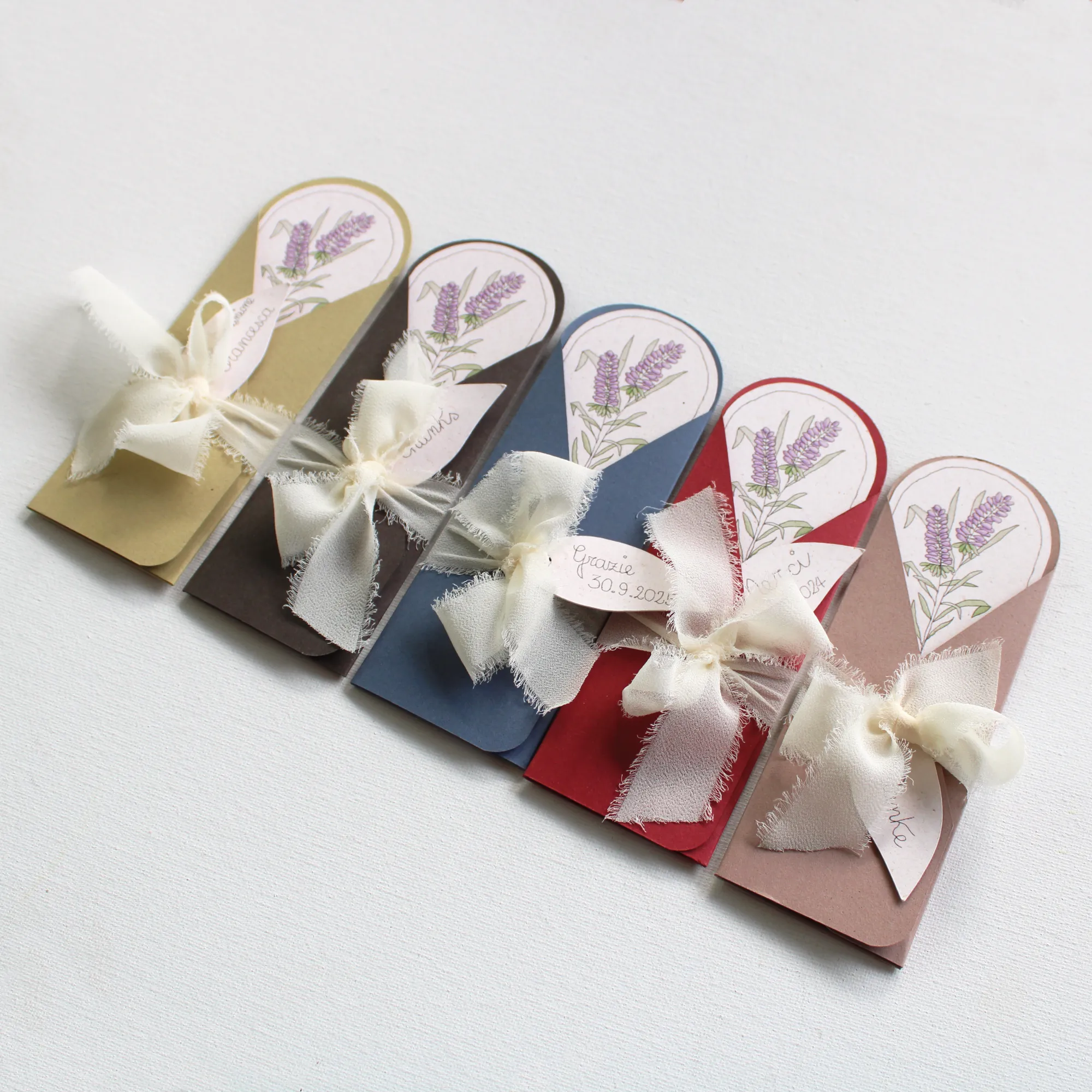Dettaglio del tag personalizzato con nastro in chiffon